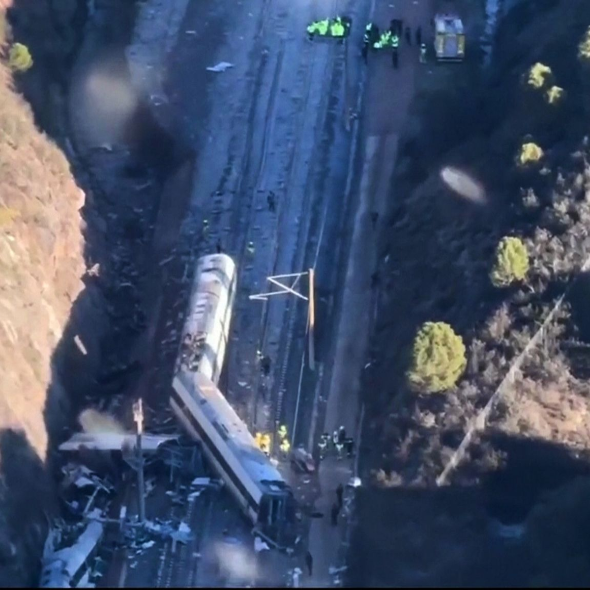 Ein Hochgeschwindigkeitszug war bei Córdoba mit zwei entgleisten Waggons eines entgegenkommenden Hochgeschwindigkeitszuges zusammengestoßen. - Foto: -/Guardia Civil via AP/dpa