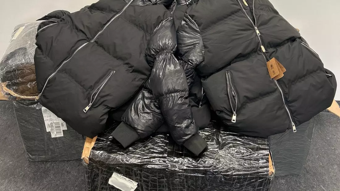 HZA-SI: ZOLL stellt gefälschte Luxuskleidung in Postsendungen aus Rumänien sicher - Bild: presseportal.de