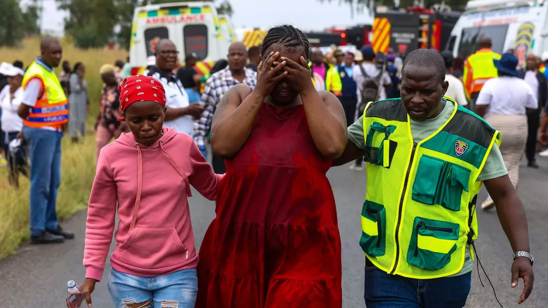 In der südafrikanischen Stadt Vanderbijlpark, in der Nähe von Johannesburg, wurden 13 Kinder bei einem Schulbus-Unfall getötet. - Bild: Uncredited/AP/dpa