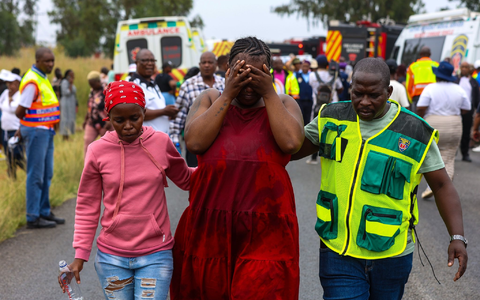 In der südafrikanischen Stadt Vanderbijlpark, in der Nähe von Johannesburg, wurden 13 Kinder bei einem Schulbus-Unfall getötet. - Foto: Uncredited/AP/dpa