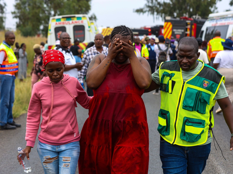 In der südafrikanischen Stadt Vanderbijlpark, in der Nähe von Johannesburg, wurden 13 Kinder bei einem Schulbus-Unfall getötet. - Foto: Uncredited/AP/dpa