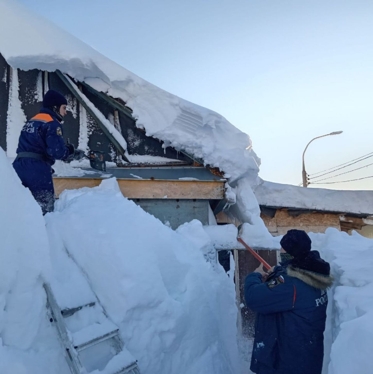 Die Behörden auf der fernöstlichen Halbinsel Kamtschatka rechnen noch mit tagelangen Einsätzen, um dem Schneechaos Herr zu werden.  - Foto: -/Government of Kamchatka Territory via XinHua/dpa