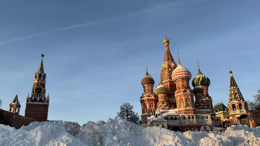 Auch in der russischen Hauptstadt türmen sich stellenweise nach Rekord-Niederschlägen in diesem Winter die Schneemengen.  - Bild: Ulf Mauder/dpa