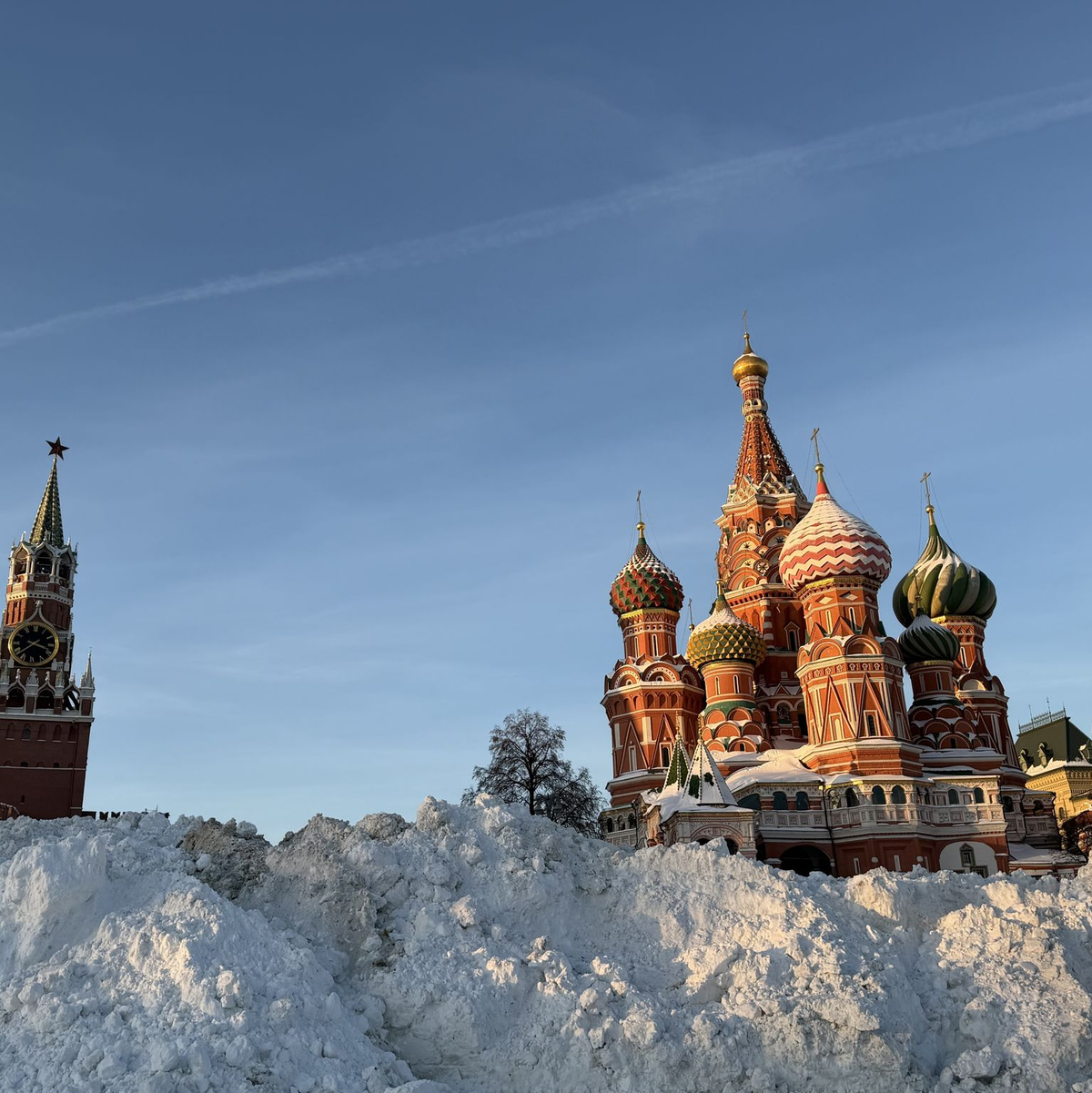 Auch in der russischen Hauptstadt türmen sich stellenweise nach Rekord-Niederschlägen in diesem Winter die Schneemengen.  - Foto: Ulf Mauder/dpa