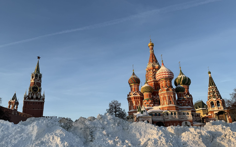 Auch in der russischen Hauptstadt türmen sich stellenweise nach Rekord-Niederschlägen in diesem Winter die Schneemengen.  - Foto: Ulf Mauder/dpa