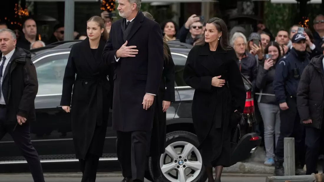 Zur Bestattung von Irene von Griechenland nach Athen gereist: Spaniens König Felipe (l).  - Bild: Petros Giannakouris/AP/dpa