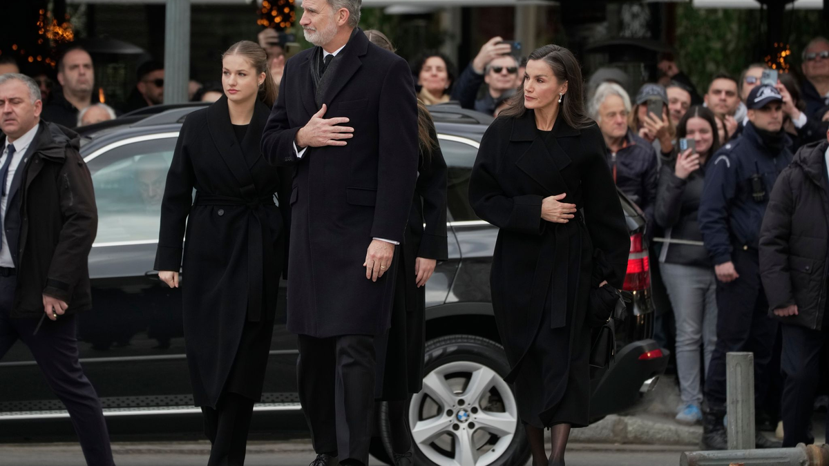 Zur Bestattung von Irene von Griechenland nach Athen gereist: Spaniens König Felipe (l).  - Foto: Petros Giannakouris/AP/dpa
