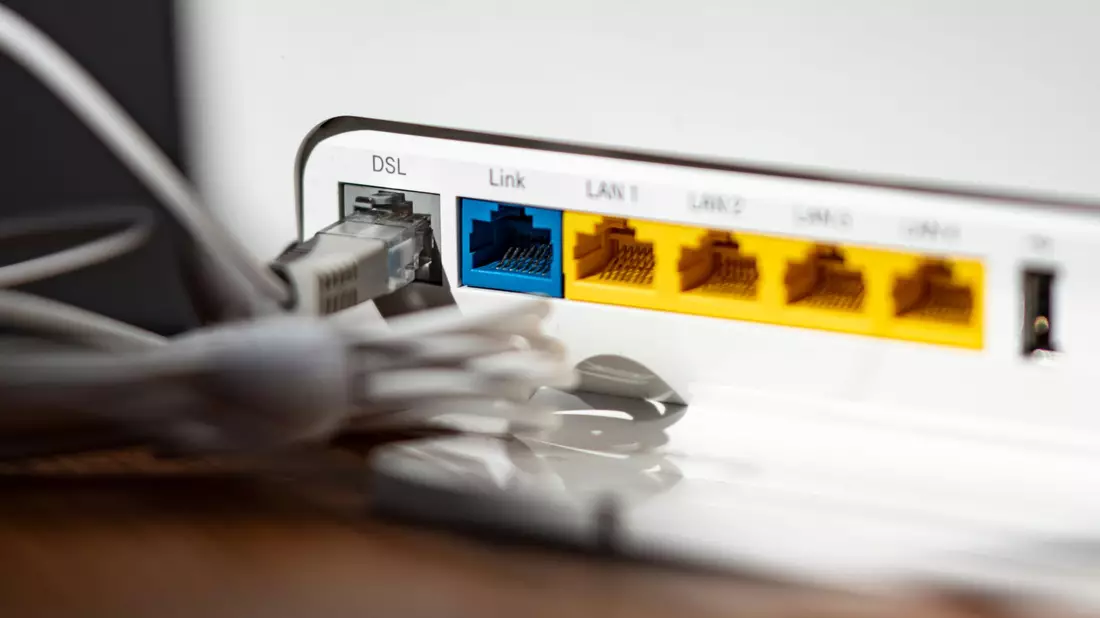 Es gibt längst besseres Internet, doch Millionen Haushalte setzen in Deutschland weiter auf DSL-Verbindungen. - Bild: Fabian Sommer/dpa