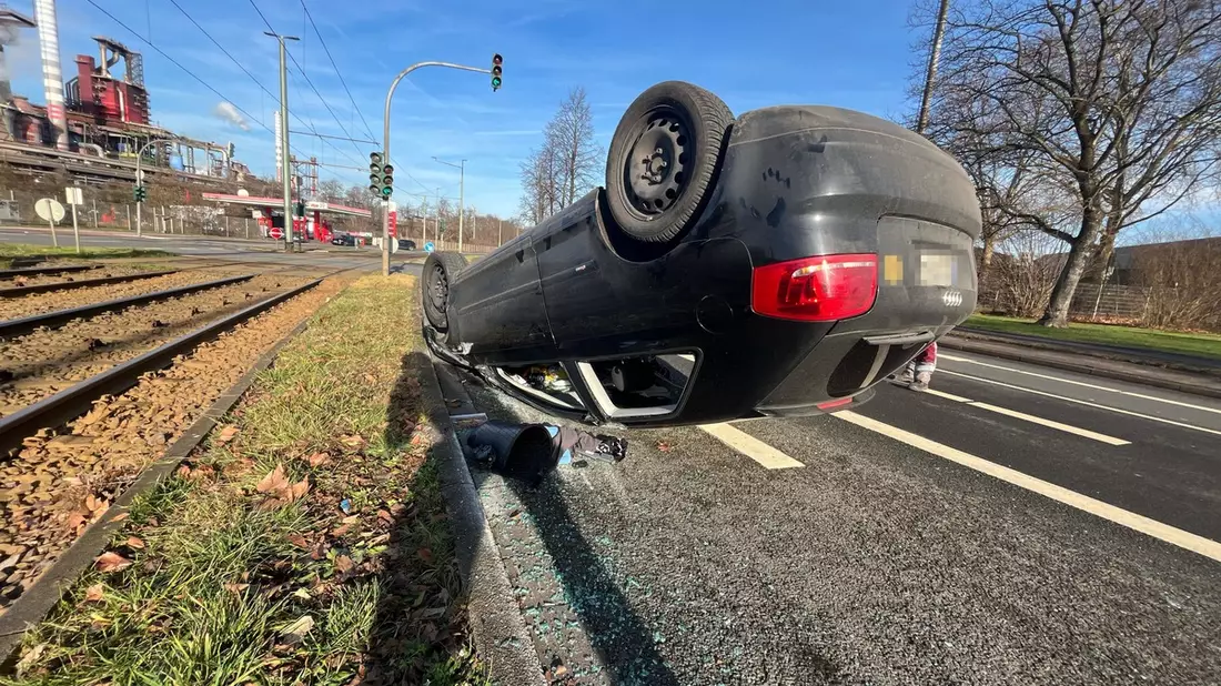 POL-DU: Beeck: Nach Kollision im Kreuzungsbereich - Auto überschlägt sich - Bild: presseportal.de