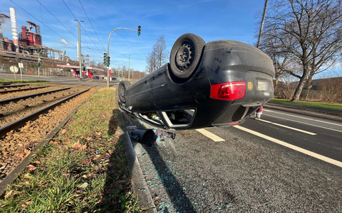 POL-DU: Beeck: Nach Kollision im Kreuzungsbereich - Auto überschlägt sich - Foto: presseportal.de
