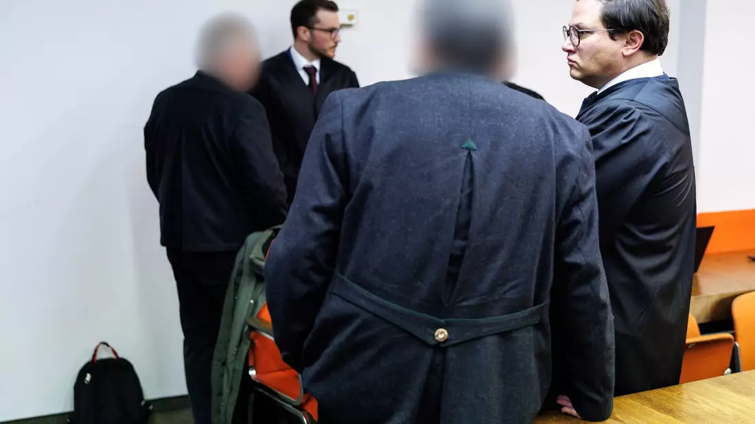 Die Angeklagten und ihre Anwälte vor dem Urteil. - Bild: Matthias Balk/dpa