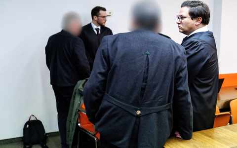 Die Angeklagten und ihre Anwälte vor dem Urteil. - Foto: Matthias Balk/dpa