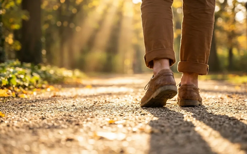 Fersen-Gang: Einfache Übung senkt Sturzrisiko im Alter - Foto: über boerse-global.de