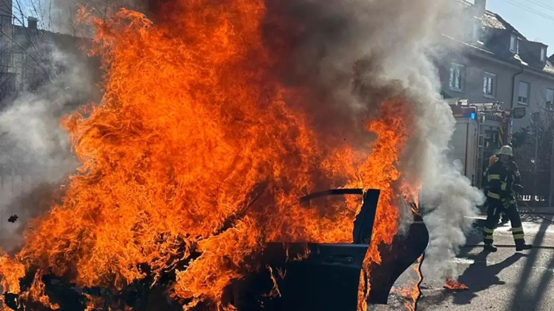 FW-M: Besitzerin rettet Katze - Feuerwehr löscht Auto (Ramersdorf) - Bild: presseportal.de
