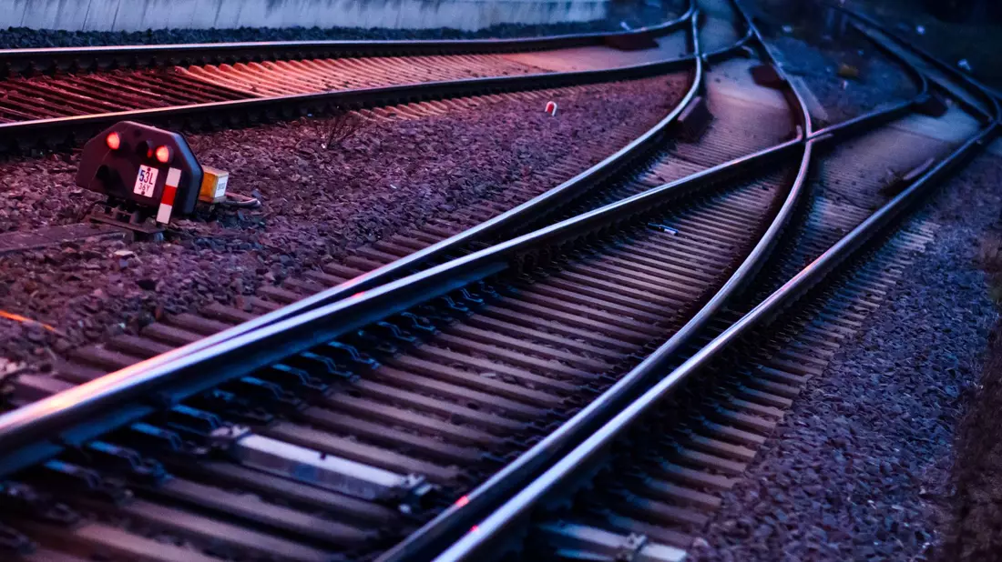 Die Deutsche Bahn kontrolliert die von ihr eingesetzten Fahrzeuge mit verschiedenen Zugbeeinflussungssystemen. - Bild: Julian Stratenschulte/dpa