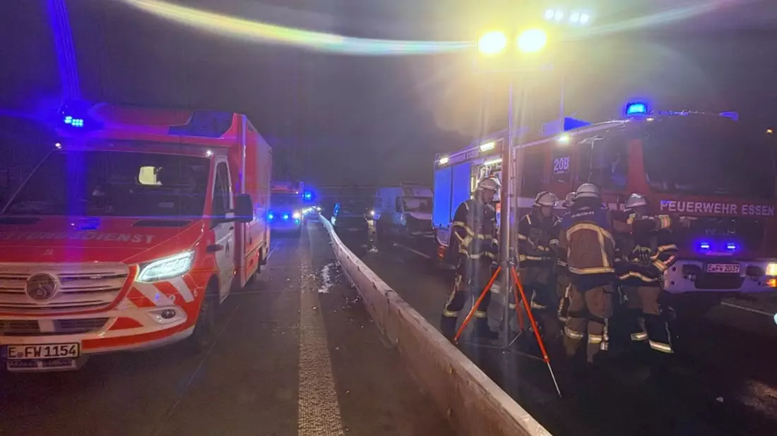 FW-E: Massenkarambolage auf der BAB 42: 19 Pkw beteiligt - Feuerwehr Essen und Bottrop im Großeinsatz - Bild: presseportal.de