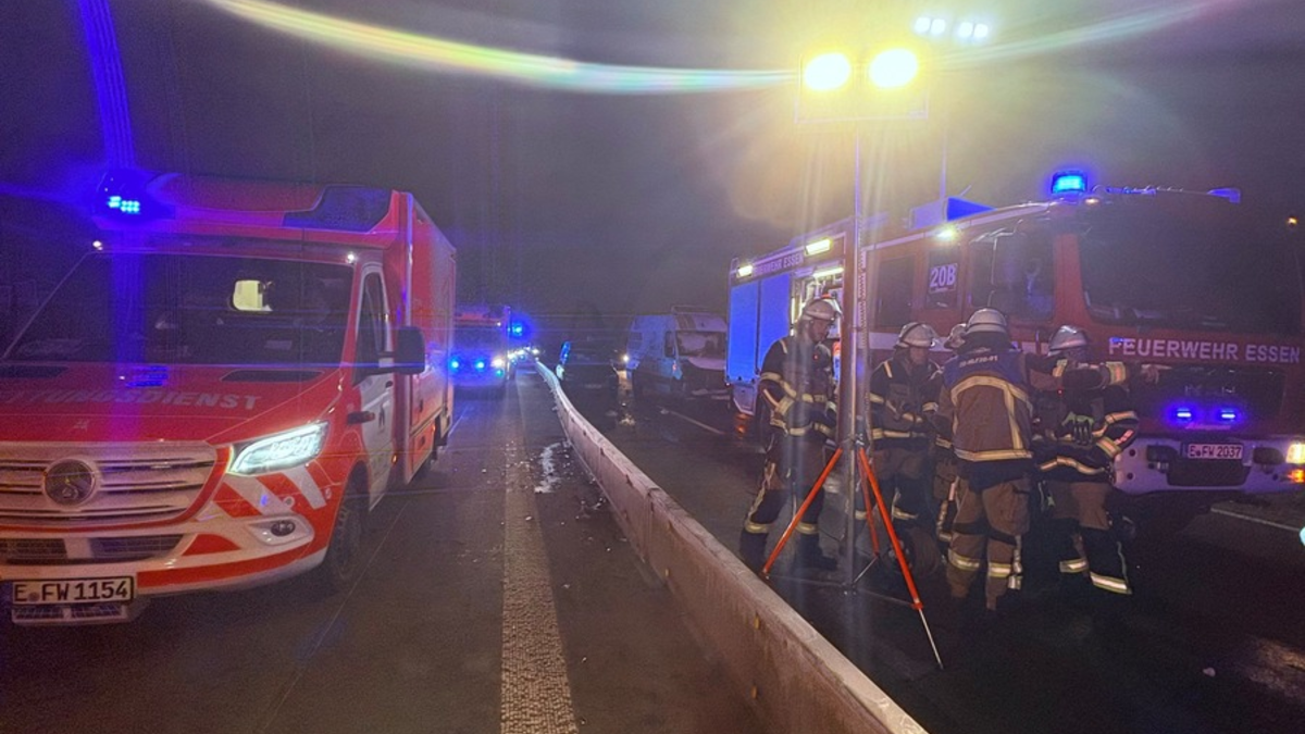 FW-E: Massenkarambolage auf der BAB 42: 19 Pkw beteiligt - Feuerwehr Essen und Bottrop im Großeinsatz - Foto: presseportal.de