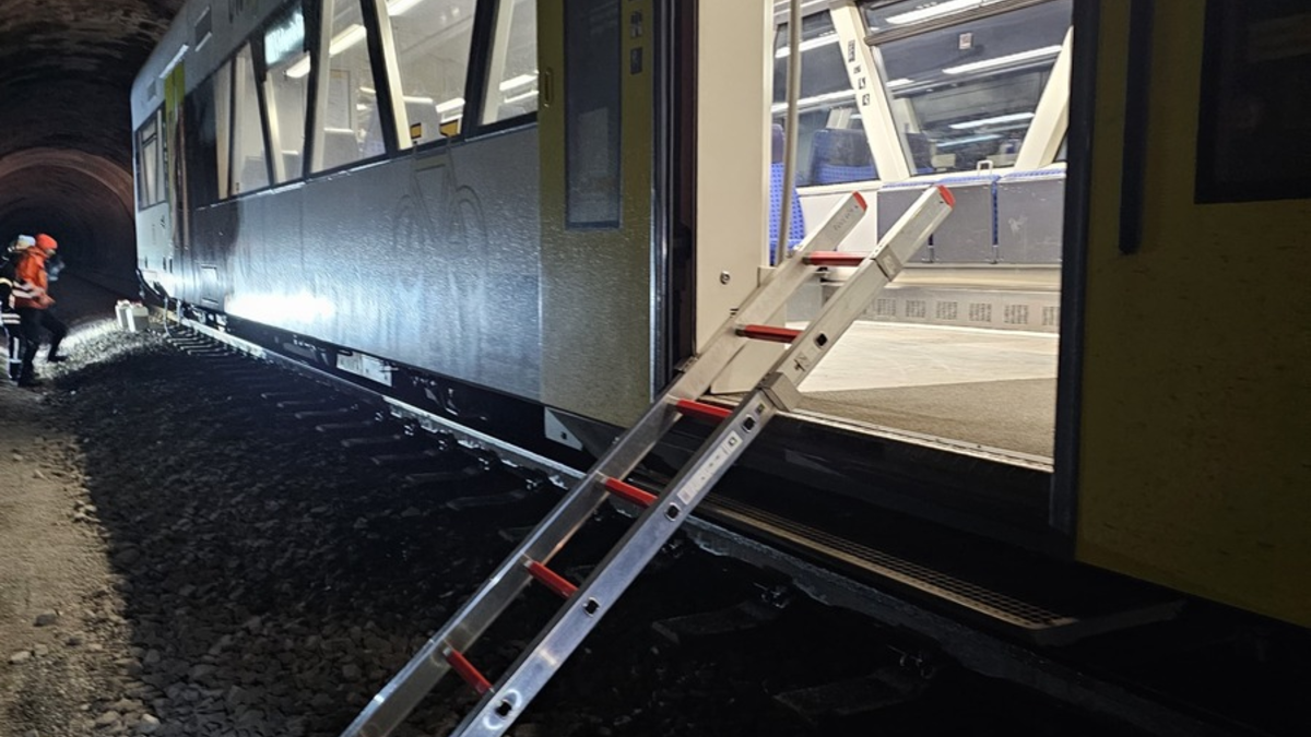 KFV-CW: Zug kollidiert mit herabgestürztem Felsblock / Passagiere über Leiter evakuiert / Gelände erschwert Feuerwehreinsatz / Hydrauliköl ausgelaufen - Foto: presseportal.de