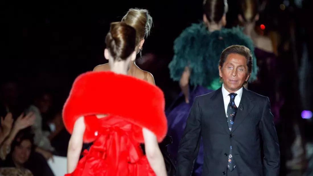 Die Perfektion, die Valentino selbst anstrebte, forderte er auch von seinen Mitarbeitern. - Bild: picture alliance / Alfred/epa/dpa