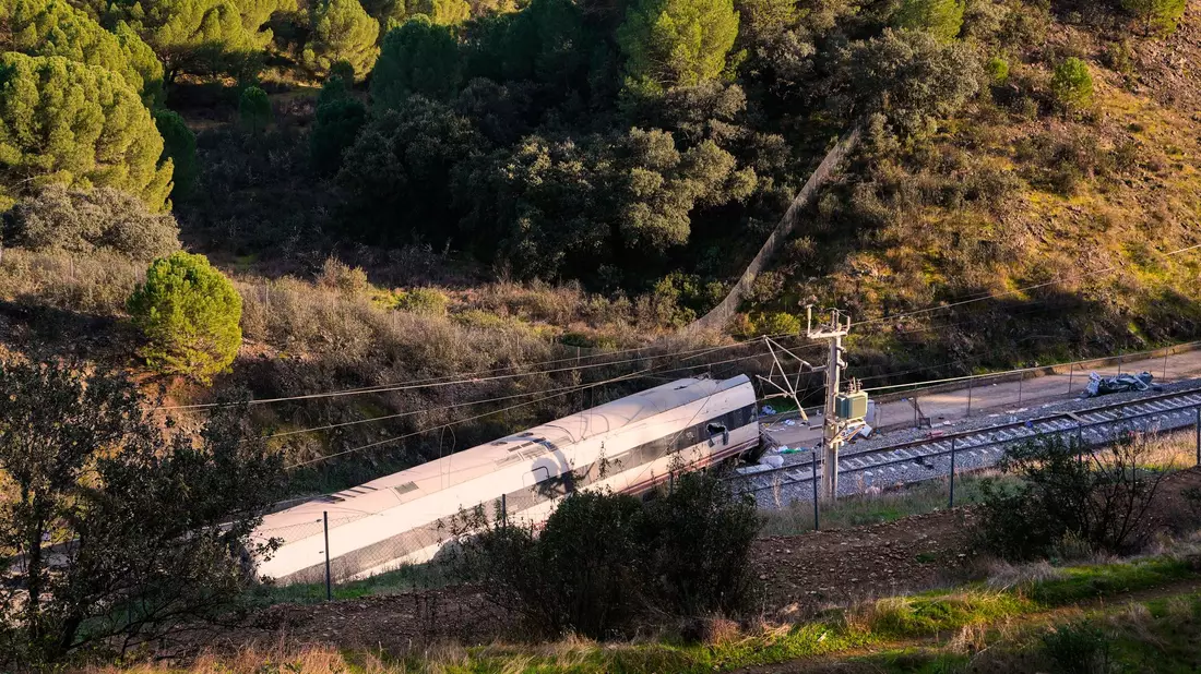 «Alle Hypothesen sind offen», sagte Verkehrsminister Óscar Puente zur Ursache. - Bild: Manu Fernandez/AP/dpa