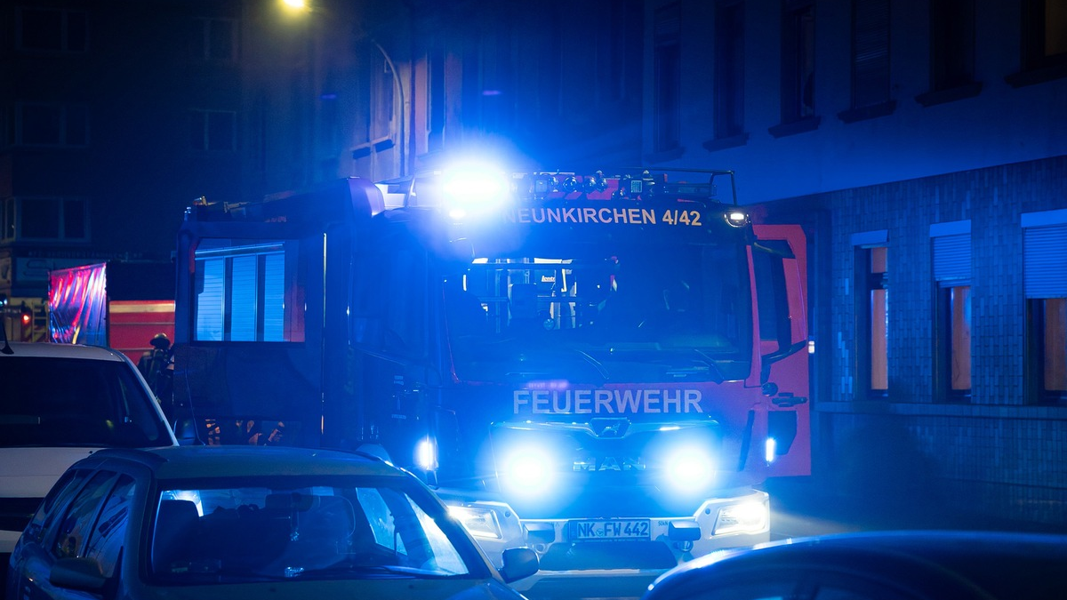 FW LK Neunkirchen: Feuerwehr bekämpft Kellerbrand in Neunkircher Innenstadt - Foto: presseportal.de