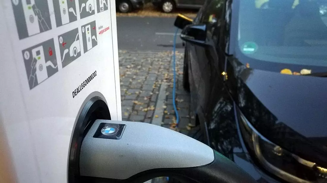 Elektroauto an einer Ladestation (Archiv) - Bild: via dts Nachrichtenagentur