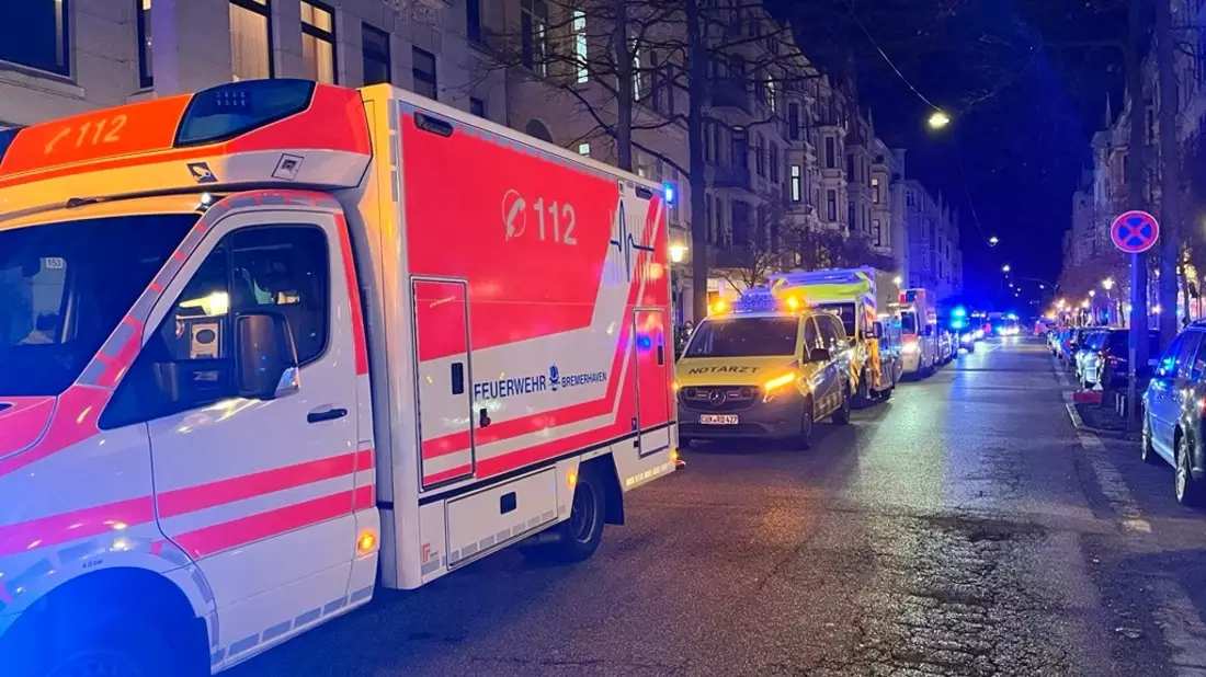 FW Bremerhaven: CO-Alarm in Mehrfamilienhaus - 17 Personen evakuiert - Bild: presseportal.de