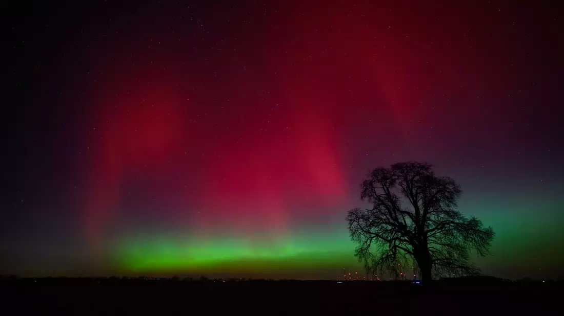 Polarlichter leuchten am Nachthimmel über der Landschaft im östlichen Brandenburg. - Bild: Patrick Pleul/dpa