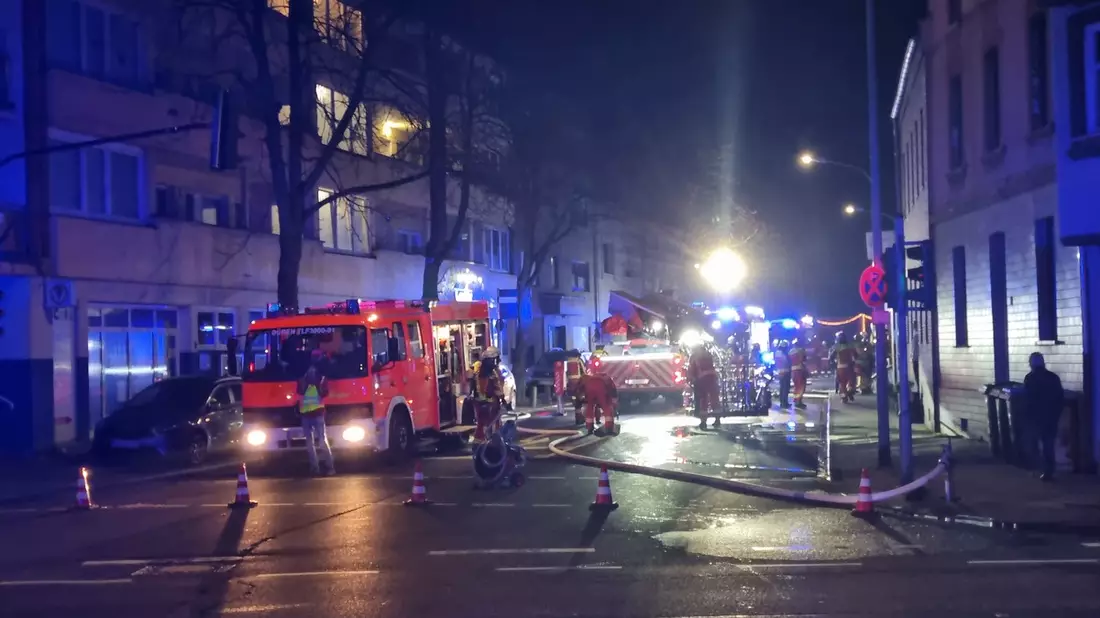 FW Düren: Feuerwehr Düren löscht Brand in einem Wohngebäude im Stadtteil Birkesdorf - Bild: presseportal.de