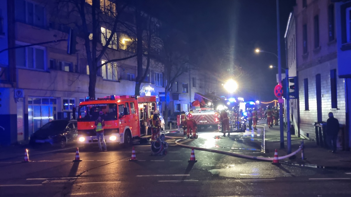 FW Düren: Feuerwehr Düren löscht Brand in einem Wohngebäude im Stadtteil Birkesdorf - Foto: presseportal.de