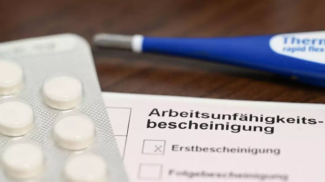 Krankheitsbedingte Fehlzeiten im Job bleiben 2025 auf erhöhtem Niveau. (Archivbild) - Bild: Bernd Weißbrod/dpa