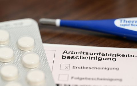 Krankheitsbedingte Fehlzeiten im Job bleiben 2025 auf erhöhtem Niveau. (Archivbild) - Foto: Bernd Weißbrod/dpa