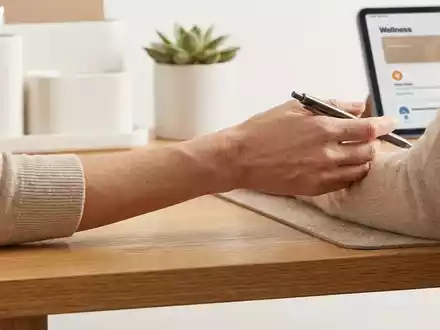 Stift-Rotation: Einfache Übung schützt vor Büro-Schmerzen - Foto: über boerse-global.de