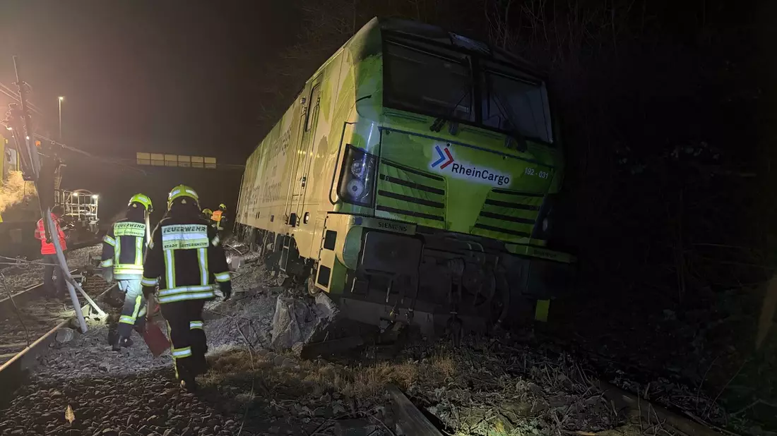 Feuerwehr MTK: Triebfahrzeug entgleist in Hattersheim - Feuerwehr dichtet undichten Öltank ab - Bild: presseportal.de