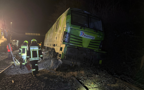 Feuerwehr MTK: Triebfahrzeug entgleist in Hattersheim - Feuerwehr dichtet undichten Öltank ab - Foto: presseportal.de