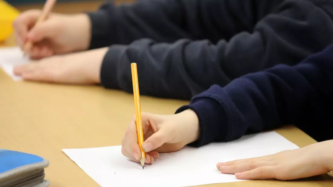 Die Zahl der Schüler mit Einwanderungsgeschichte steigt. (Archivbild) - Bild: picture alliance / Bernd Wüstneck/dpa