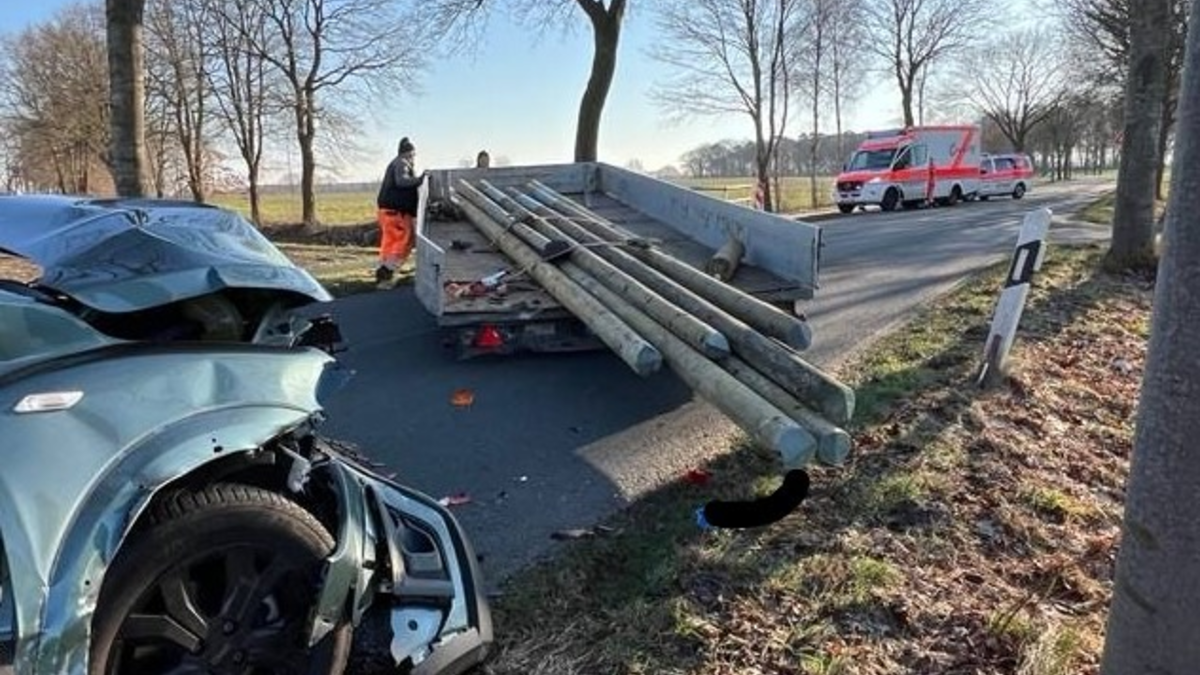 POL-ROW: Pkw fährt auf abgestellten Anhänger auf: 36-Jährige leicht verletzt - Foto: presseportal.de