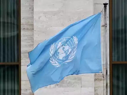 Fahne vor den Vereinten Nationen (UN) (Archiv) - Foto: via dts Nachrichtenagentur