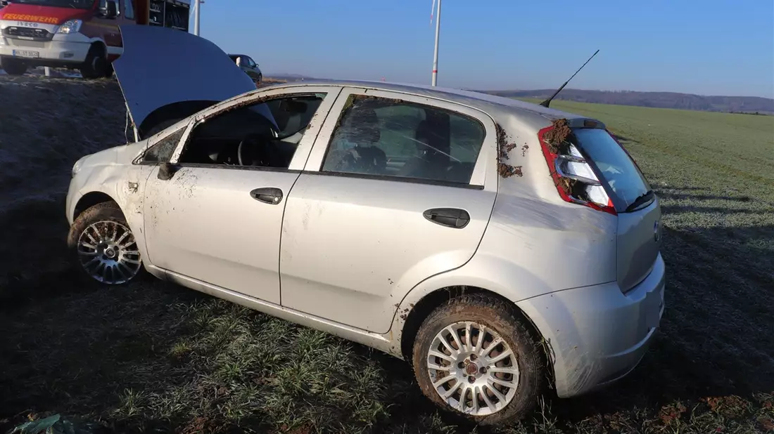POL-HX: Pkw kommt von Straße ab - Fahrerin leicht verletzt - Bild: presseportal.de