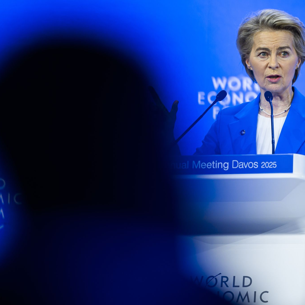 «Uns in eine Abwärtsspirale zu stürzen, würde nur genau den Gegnern helfen, die wir doch beide möglichst von unseren strategischen Interessengebieten fernhalten wollen», mahnt Kommissionspräsidentin Ursula von der Leyen. (Archivbild) - Foto: Laurent Gillieron/KEYSTONE/dpa