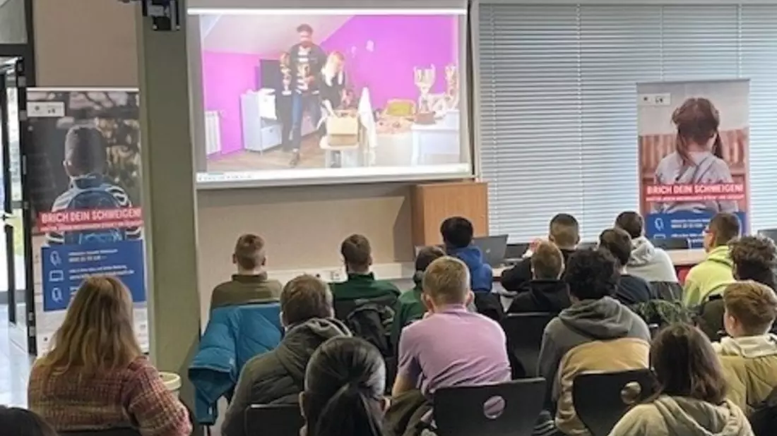 POL-DA: Erbach: Gefangen im Netz/Rund 100 Schülerinnen und Schüler sensibilisiert - Bild: presseportal.de