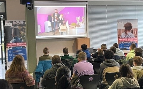 POL-DA: Erbach: Gefangen im Netz/Rund 100 Schülerinnen und Schüler sensibilisiert - Foto: presseportal.de