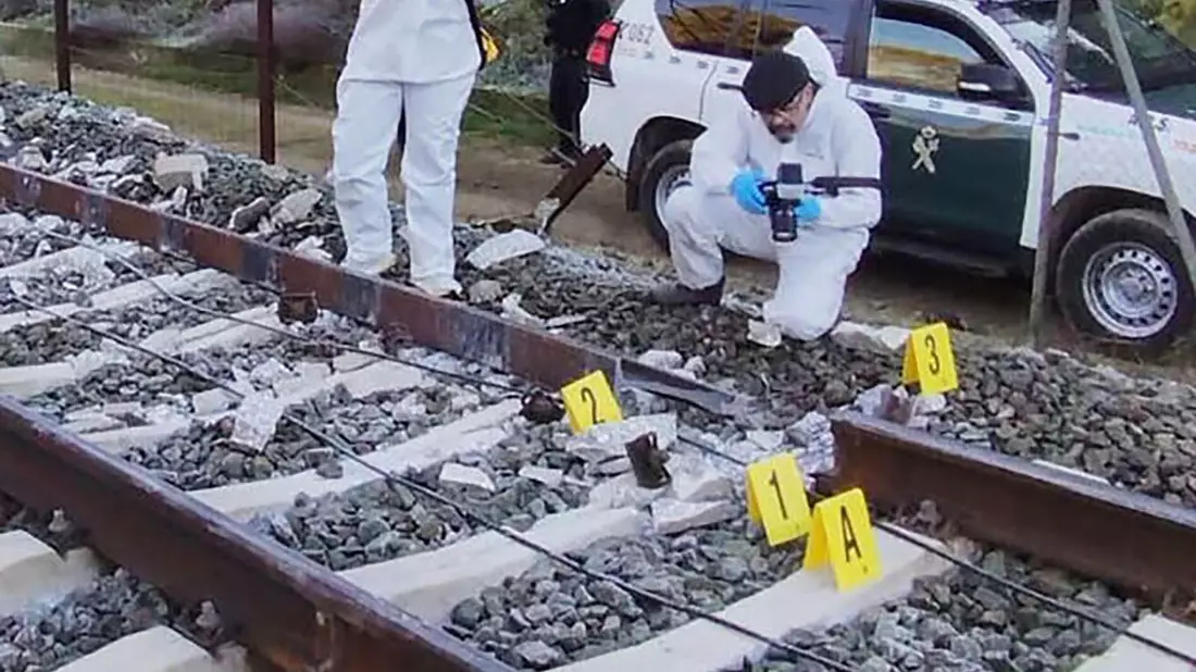 Experten schließen einen Bruch des Gleises als Ursache des schweren Zugunglücks in Spanien nicht aus. Bis zu gesicherten Erkenntnissen dürfte es aber noch lange dauern. - Bild: Uncredited/Guardia Civil via AP/dpa