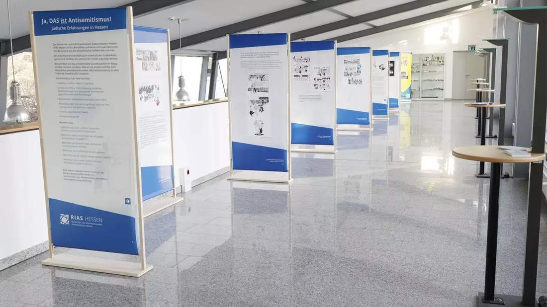 POL-OH: Ausstellungseröffnung im Polizeipräsidium Osthessen: Ja, DAS ist Antisemitismus! Jüdische Erfahrungen in Hessen - Bild: presseportal.de