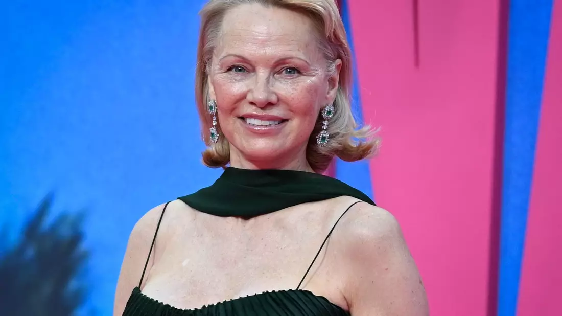 Pamela Anderson ist im Wettbewerbsfilm «Rosebuch Pruning» zu sehen. - Bild: Jens Kalaene/dpa