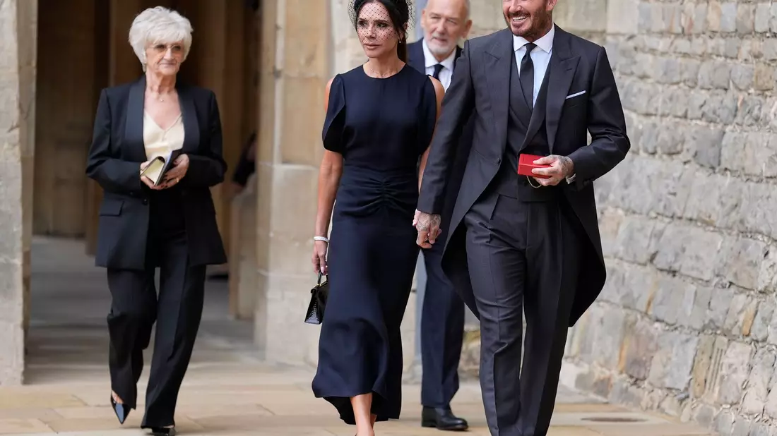 Die Zeremonie zum Ritterschlag war für die Beckhams ein Feiertag. - Bild: Andrew Matthews/POOL PA via AP/dpa