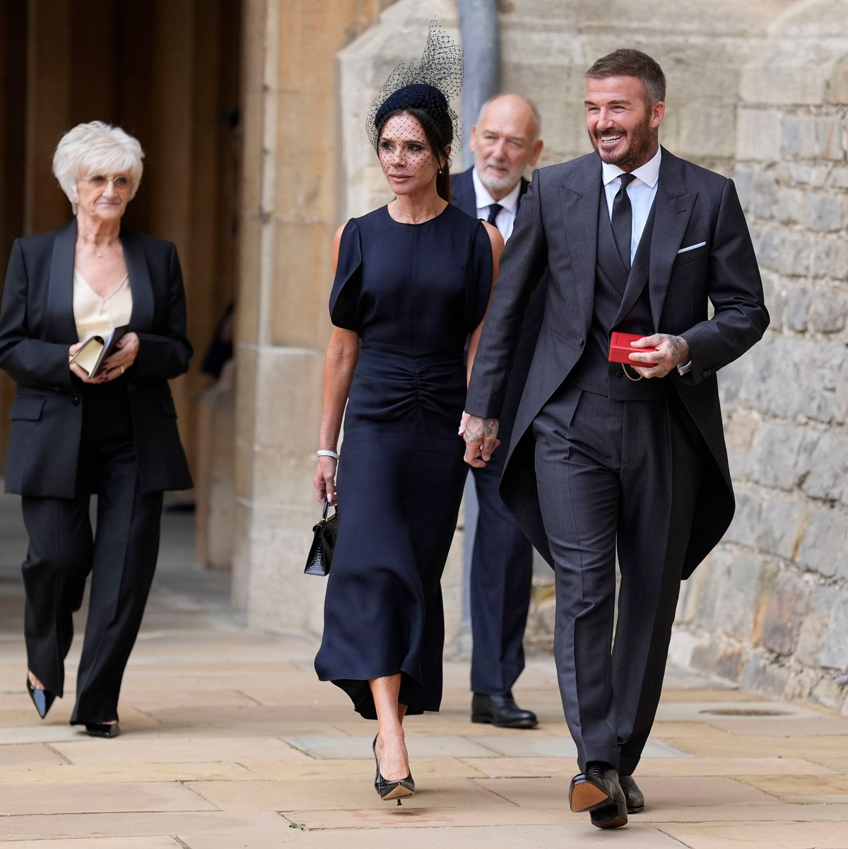 Die Zeremonie zum Ritterschlag war für die Beckhams ein Feiertag. - Foto: Andrew Matthews/POOL PA via AP/dpa