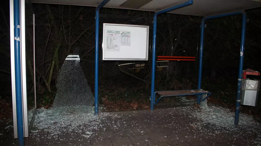 POL-VIE: Vandalismus an Bushaltestellenhäuschen - Polizei sucht Hinweise - Bild: presseportal.de