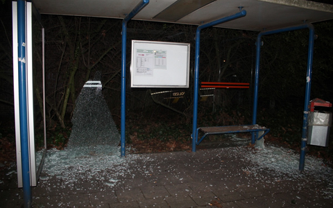 POL-VIE: Vandalismus an Bushaltestellenhäuschen - Polizei sucht Hinweise - Foto: presseportal.de