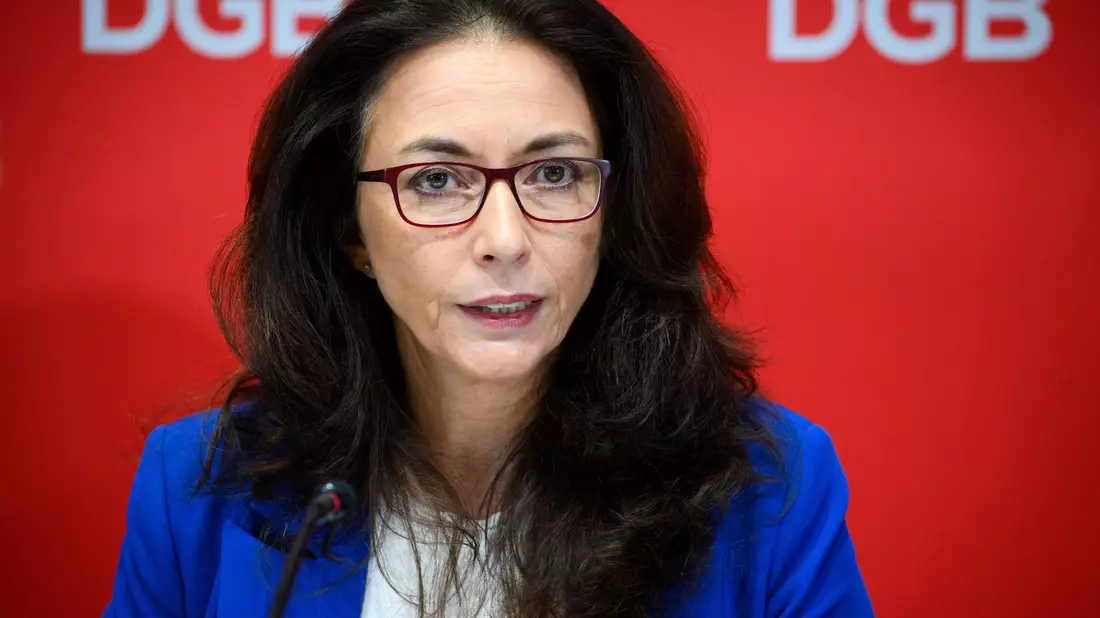 DGB-Chefin Fahimi beklagt einen Generalverdacht gegen kranke Beschäftigte. - Bild: Bernd von Jutrczenka/dpa
